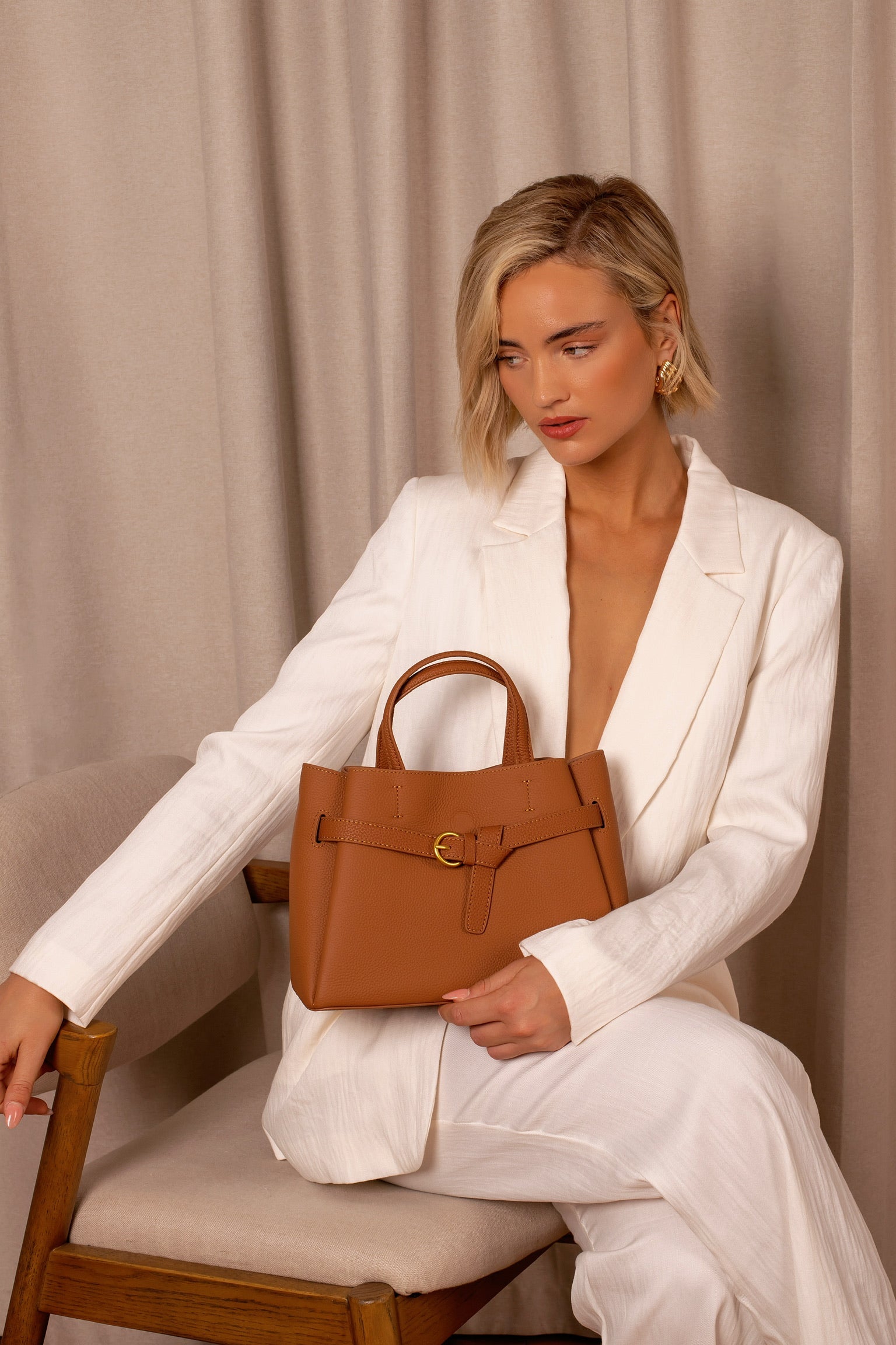 Sac Satchel en Cuir Elena avec Boucle Dorée – Sac à Main Structuré Moderne avec Poignée supérieure