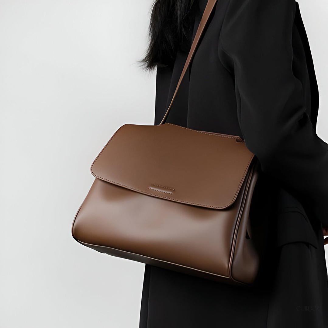Minimalist Leather Crossbody Bag – Elegant Everyday Shoulder Bag