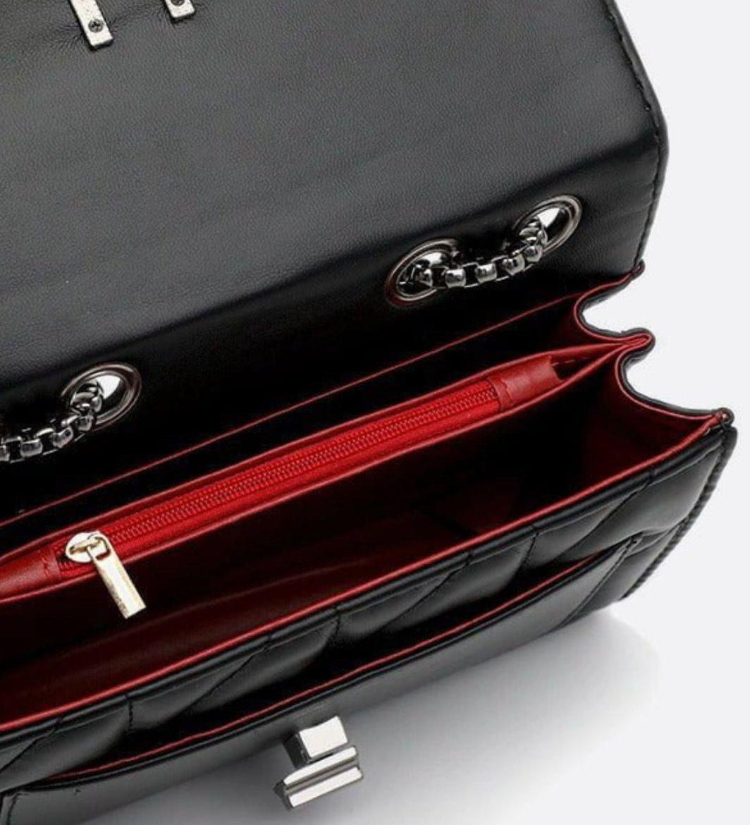 Quilted Chain Crossbody Bag – Elegant Compact Shoulder Handbag